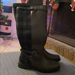 ❗️CLEARANCE PRICE❗️ New Grey Plaid Boots
